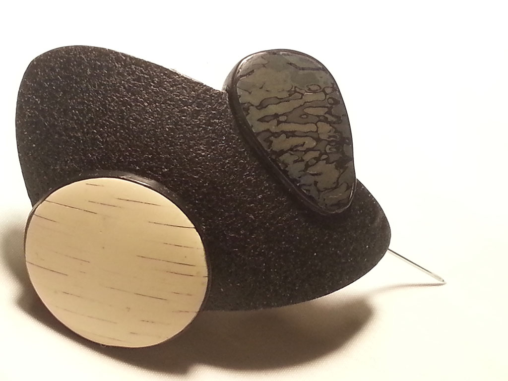 Spilla con forme geometriche e finta pietra